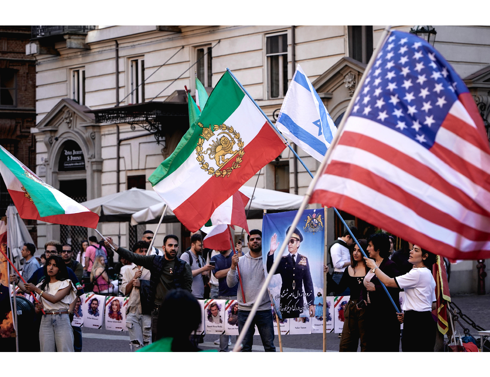 Iran, a Torino manifestanti con bandiere di Israele e Usa