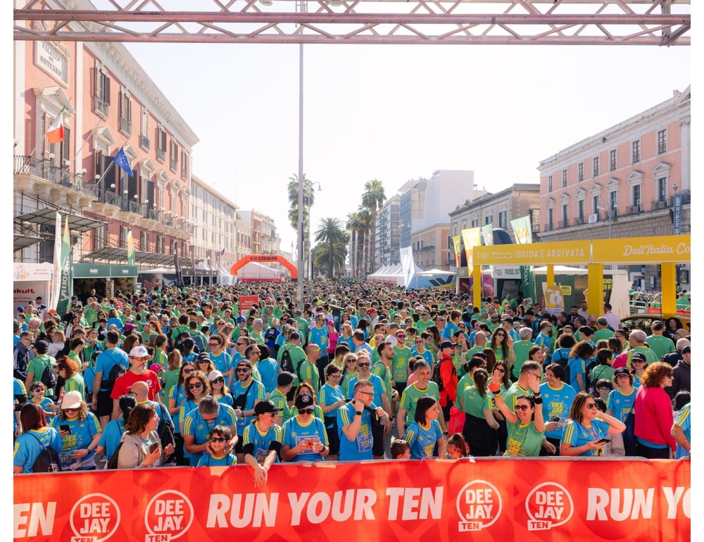 La Deejay Ten a Bari, in diecimila corrono con Linus