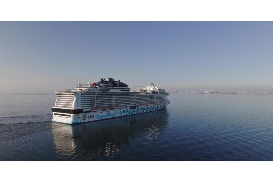 E' seguita da altre navi da crociera