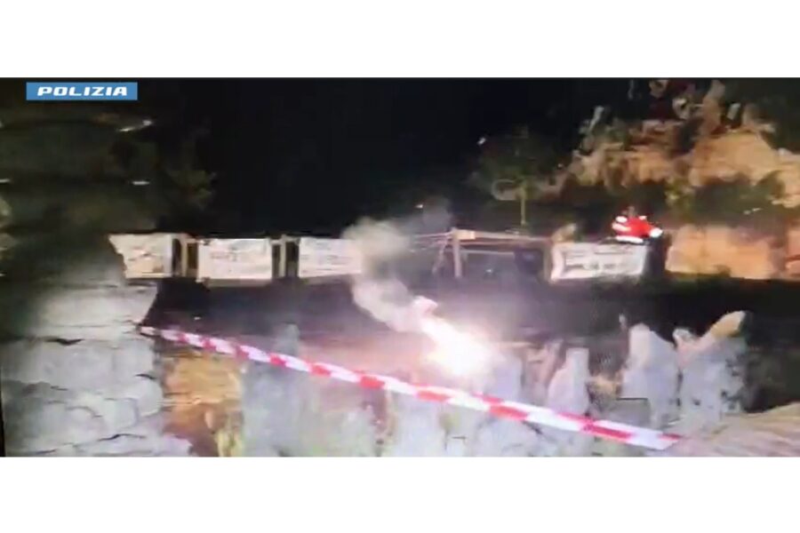 Avrebbero anche scagliato bottiglie e altri oggetti verso la Polizia