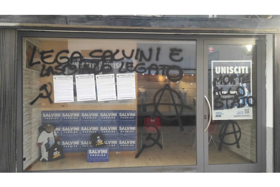 'Sui vetri anche un documento a firma degli anarchici a sostegno della Palestina'