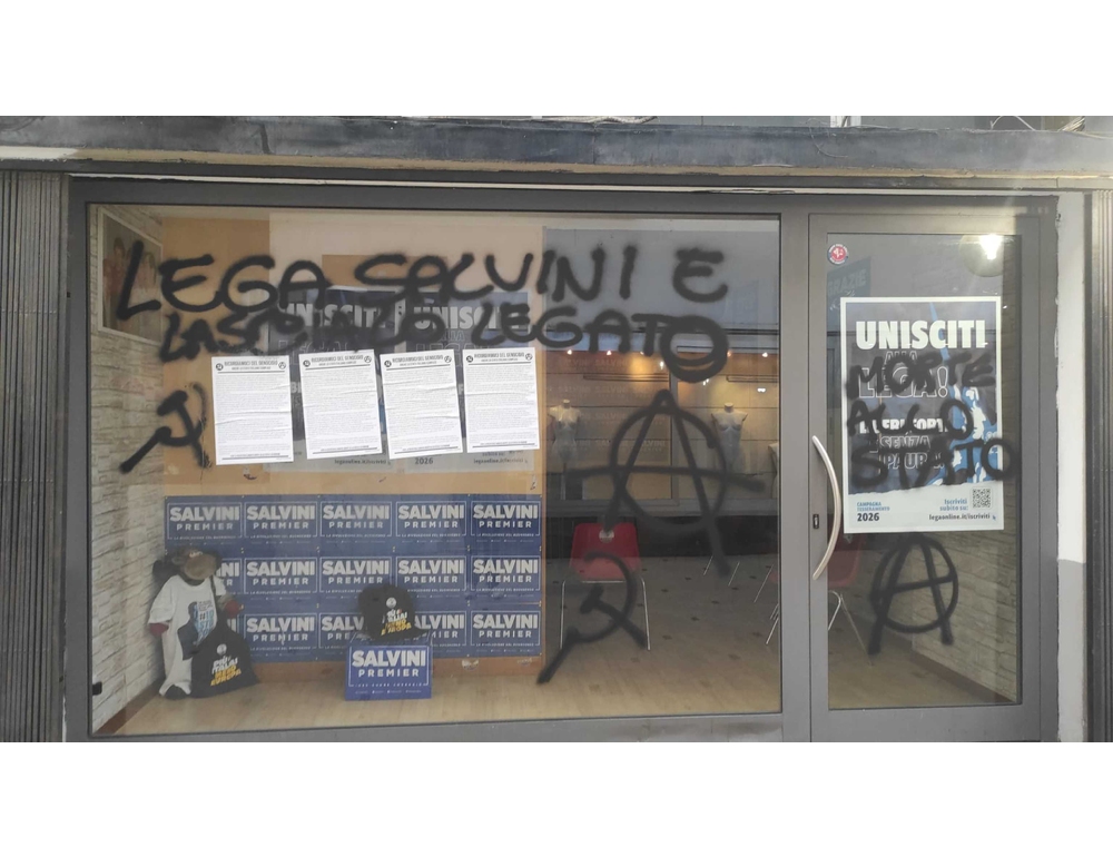 Lega, imbrattata la nostra sede a Massa-Carrara con scritte contro Salvini