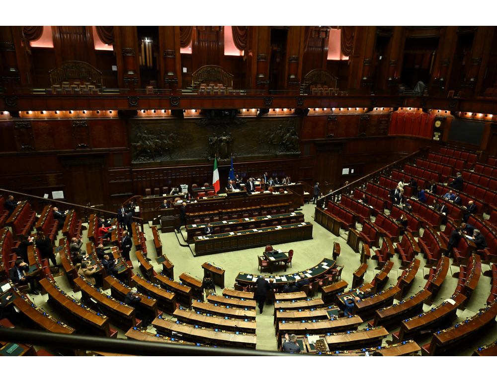 L’opposizione ‘occupa’ banchi governo in Aula durante l’esame del decreto sicurezza