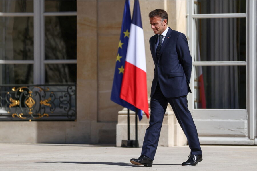 Leader francese si congratula al telefono