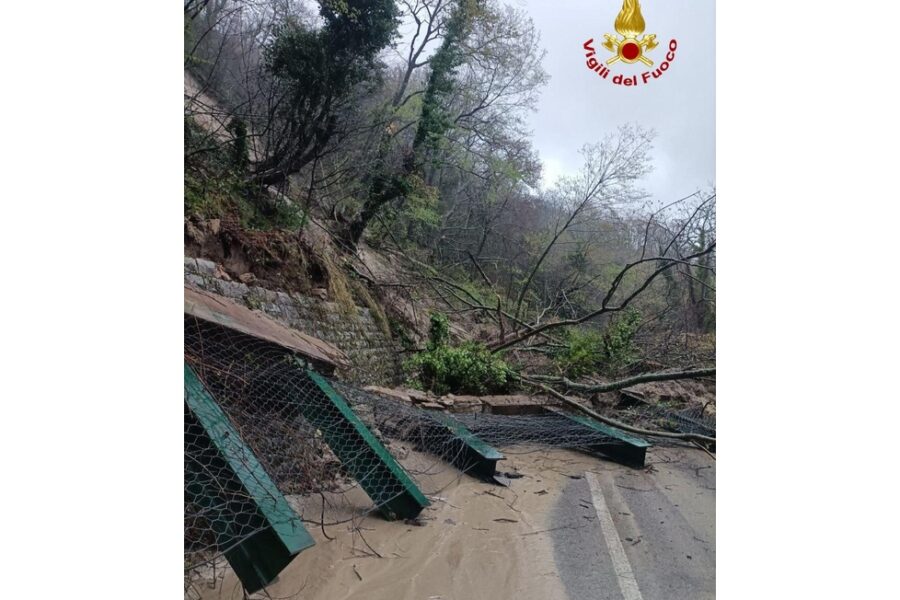 Strada chiusa e transennata da Vigili del Fuoco