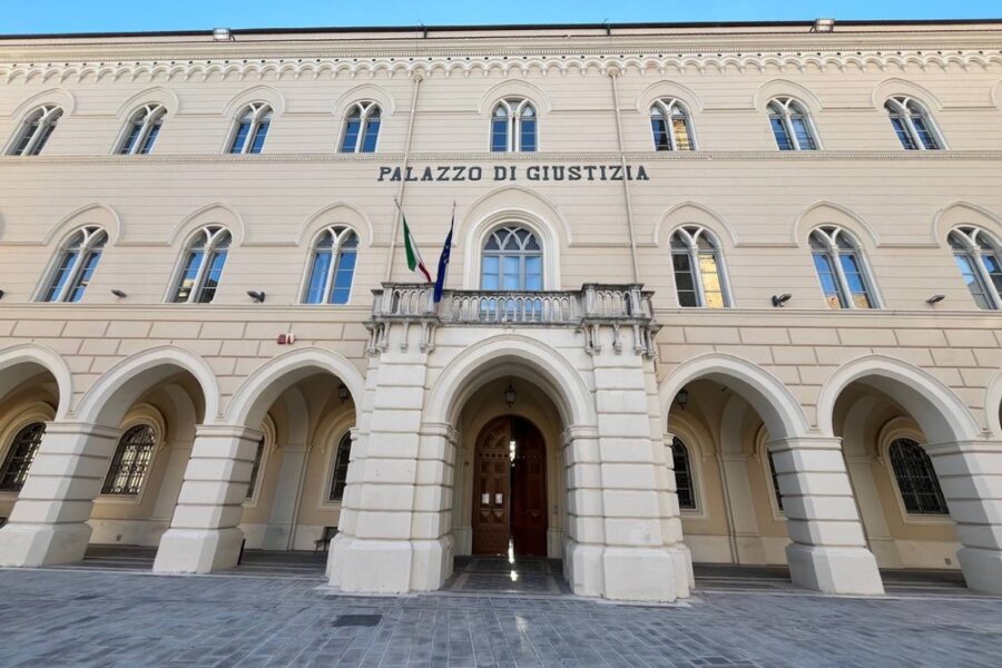 Con pensioni dei familiari disabili comprava droga. Pm