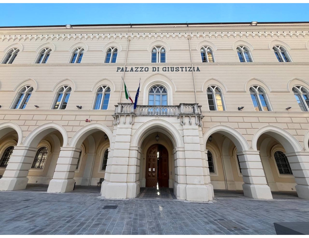 Maltrattò e abbandonò genitori e sorella, condannato a 15 anni