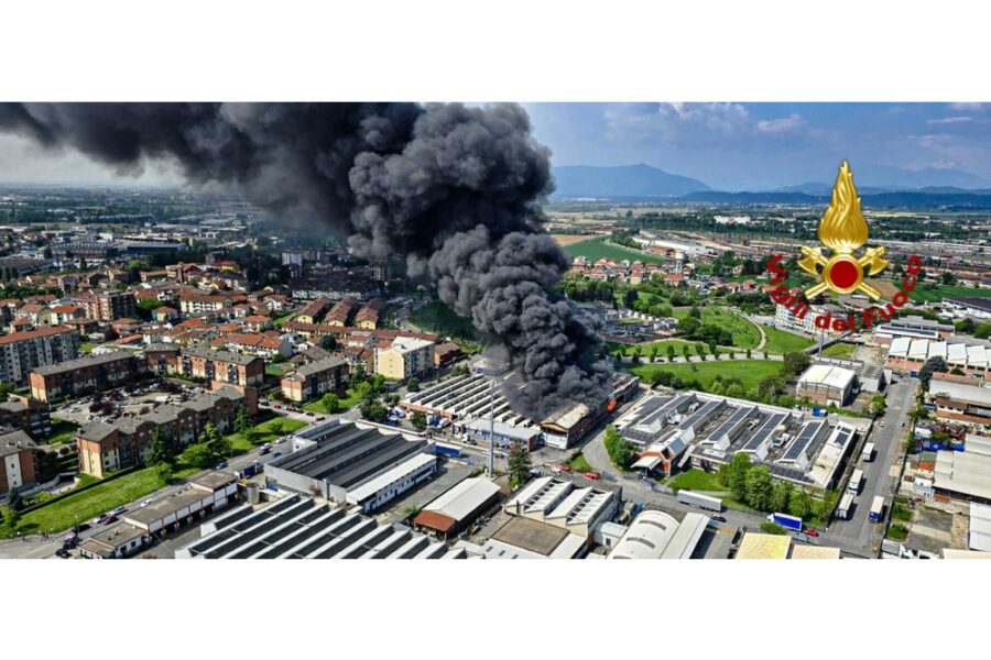 Intervento in corso dei vigili del fuoco a Beinasco