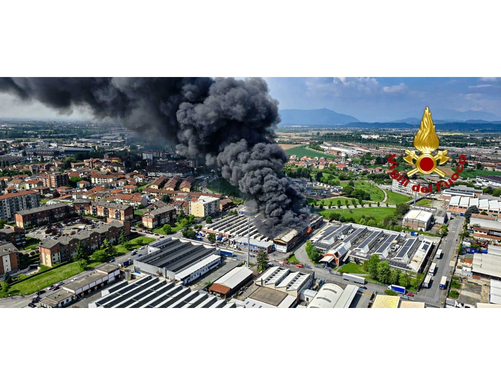 Maxi incendio in un capannone nel Torinese, evacuate alcune case