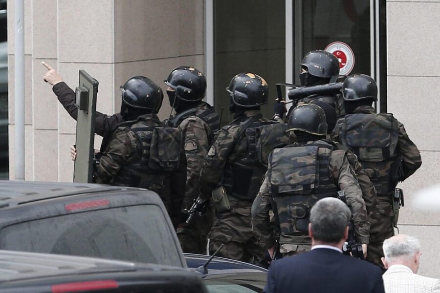 Ferite 16 persone. Prefetto