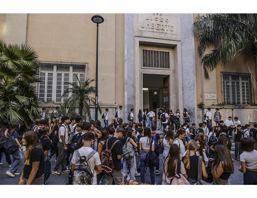 Metà degli universitari mente sul proprio percorso accademico, studio