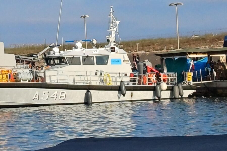 Erano su una barca recuperata dalle motovedette della guardia costiera