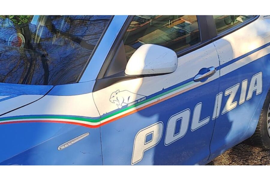 Intervento della polizia dopo segnalazioni dei passanti