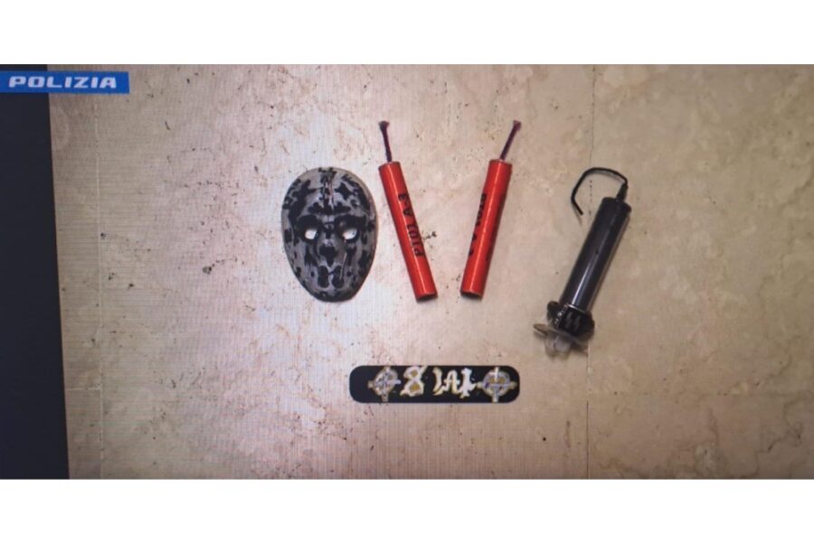 Sequestrati manuali per costruire armi 3D e istruzioni per molotov