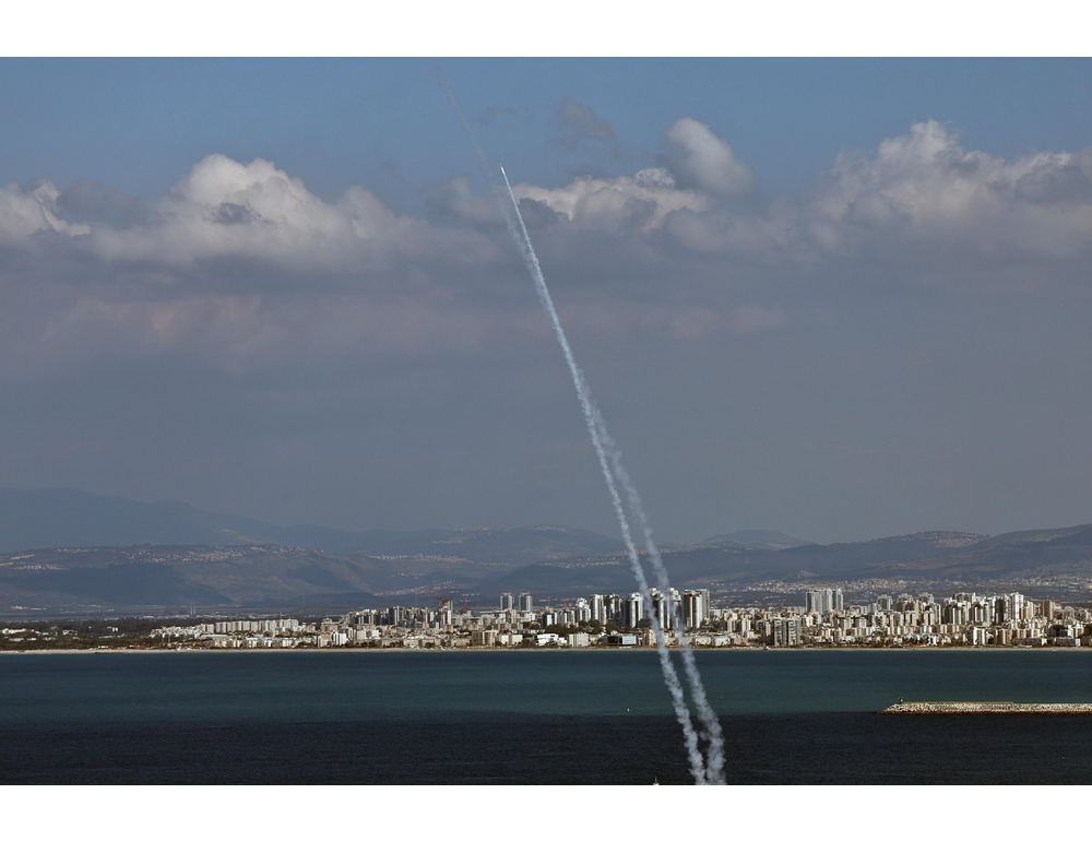 Missile iraniano su un palazzo a Haifa, 4 feriti e rischio di crollo