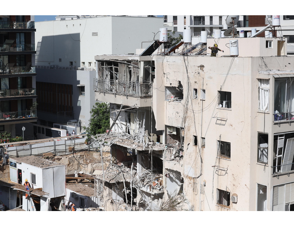 Missili israeliani sferzano il centro di Israele, ingenti danni e sei feriti