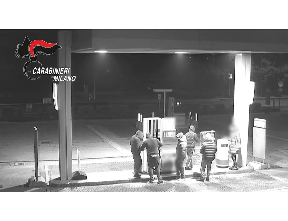 Molotov contro caserma carabinieri, 5 misure per minori nel Milanese