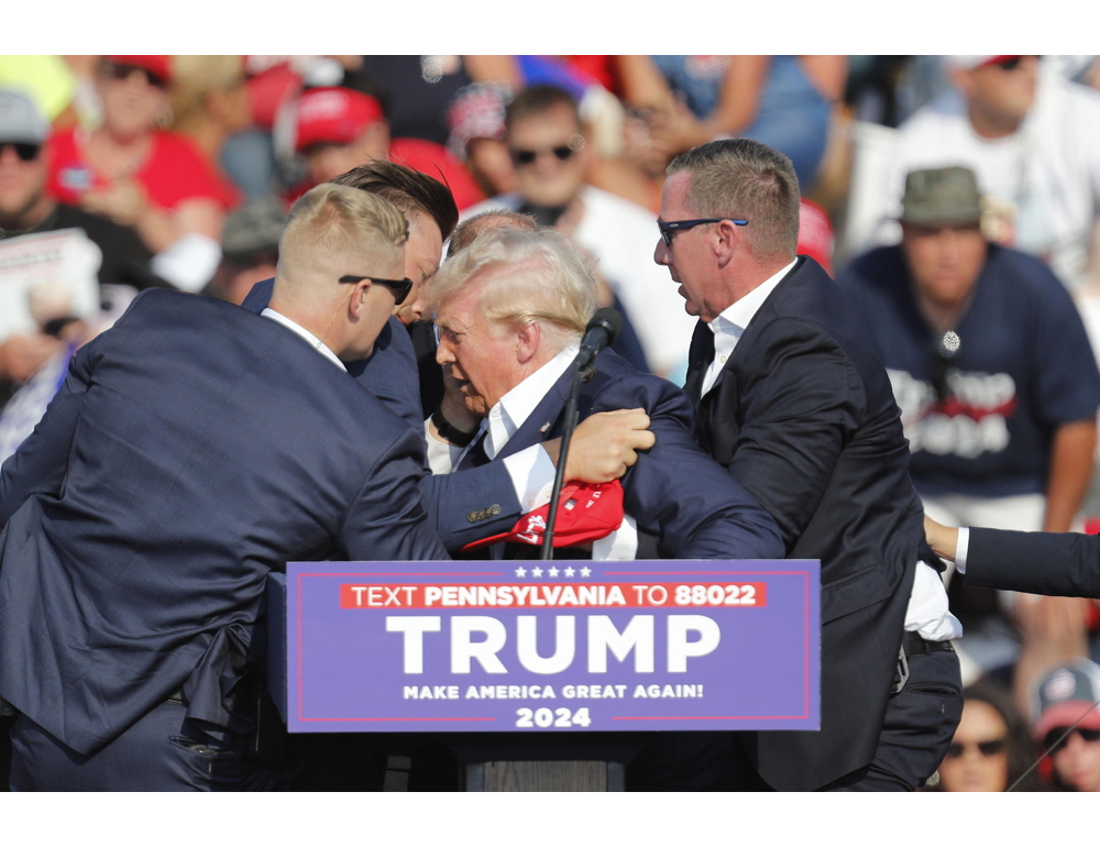 Mondo Maga in fermento, ‘l’attentato a Trump era una messinscena’