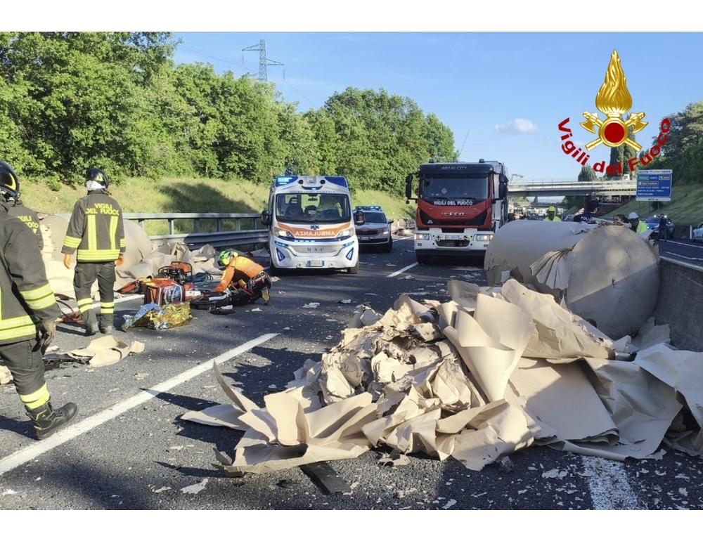 Morto in ospedale 25enne dell’auto schiacciata dal carico di un Tir in A/1
