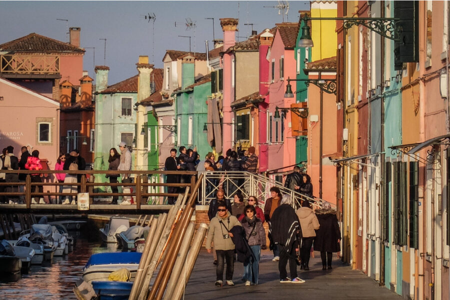 'Estendere le misure previste per i servizi nei territori insulari'