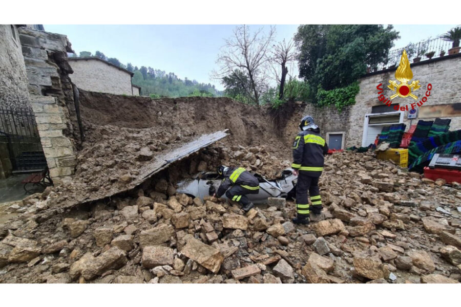 Danni ma nessun ferito. Negoziante: "ristrutturato in estate ma l'acqua usciva da buchi"