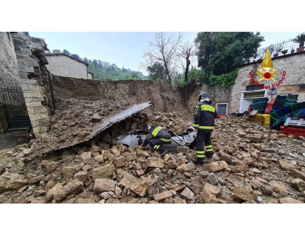 Muro e detriti su auto di una donna scesa da qualche minuto, ‘viva per miracolo’