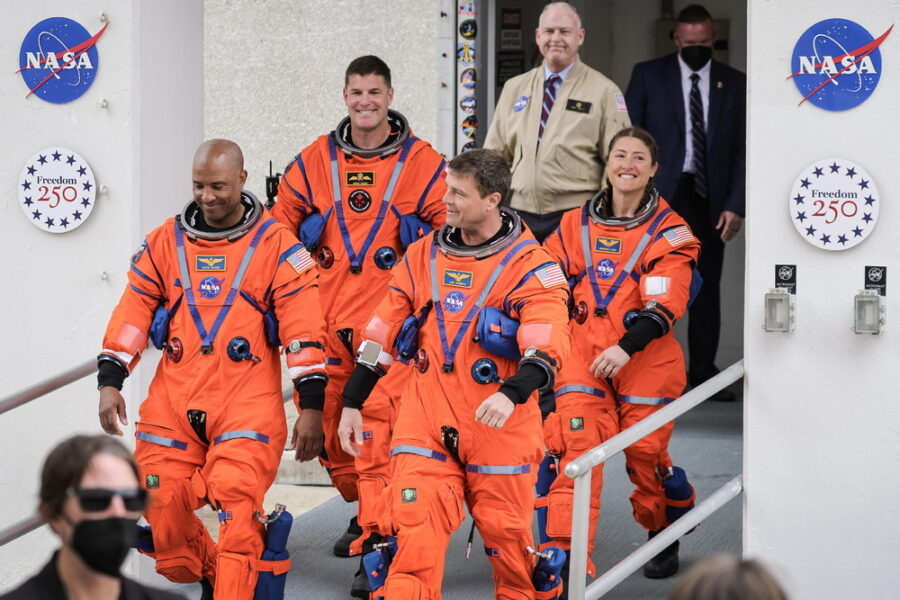 In un video l'astronauta Jeremy Hansen prepara il pranzo per l'equipaggio