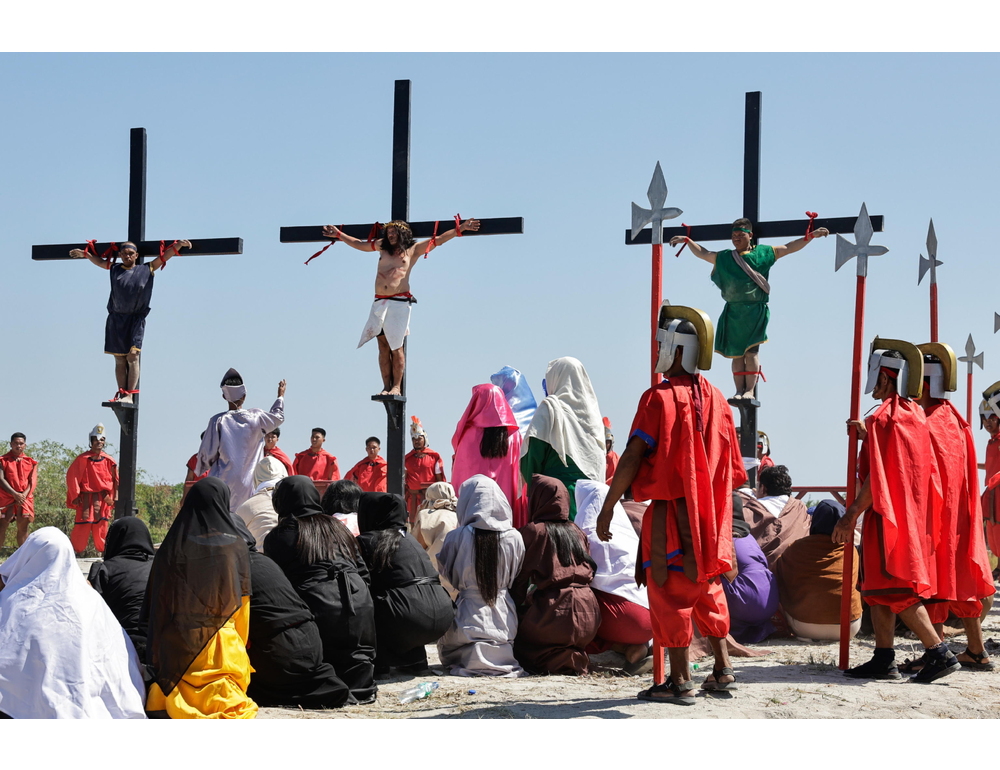 Nelle Filippine le fustigazioni del Venerdì Santo continuano ad attirare le folle
