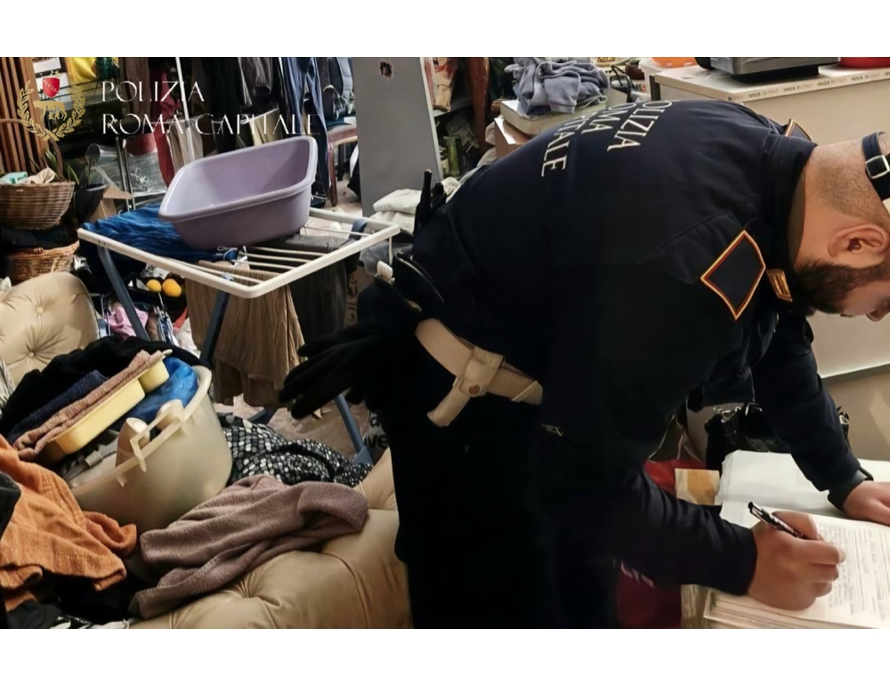 Neonato tra droga e rifiuti, arrestato il compagno della madre