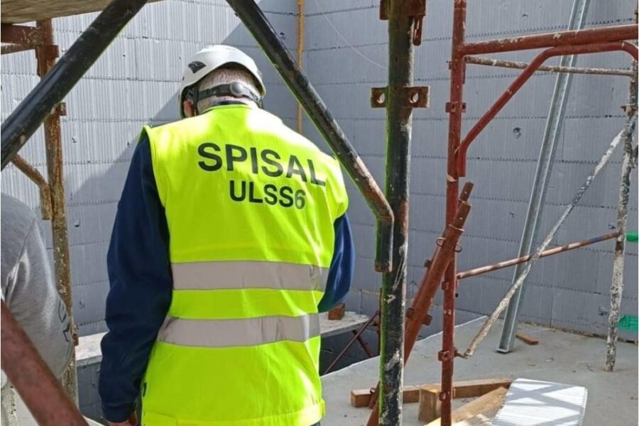 Colleghi lo trovano esanime