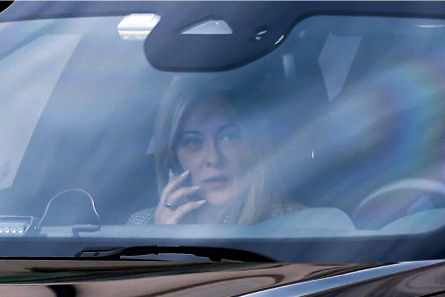 "Il governo auspica presto una soluzione negoziale della crisi"