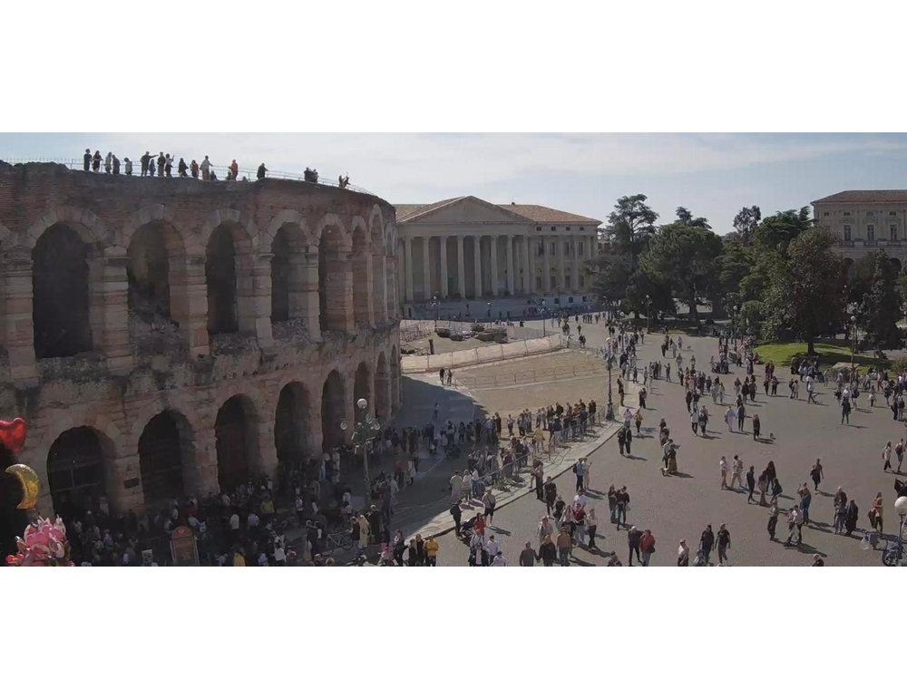 Pasqua: a Verona lunghe code davanti all’Arena e al Cortile di Giulietta