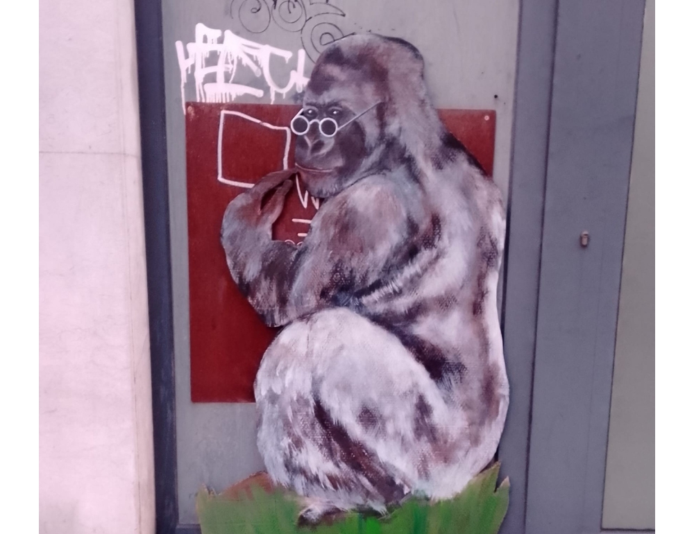 Per 1 Aprile provocazione del Banksy triestino, uno scimpanzè che scrive