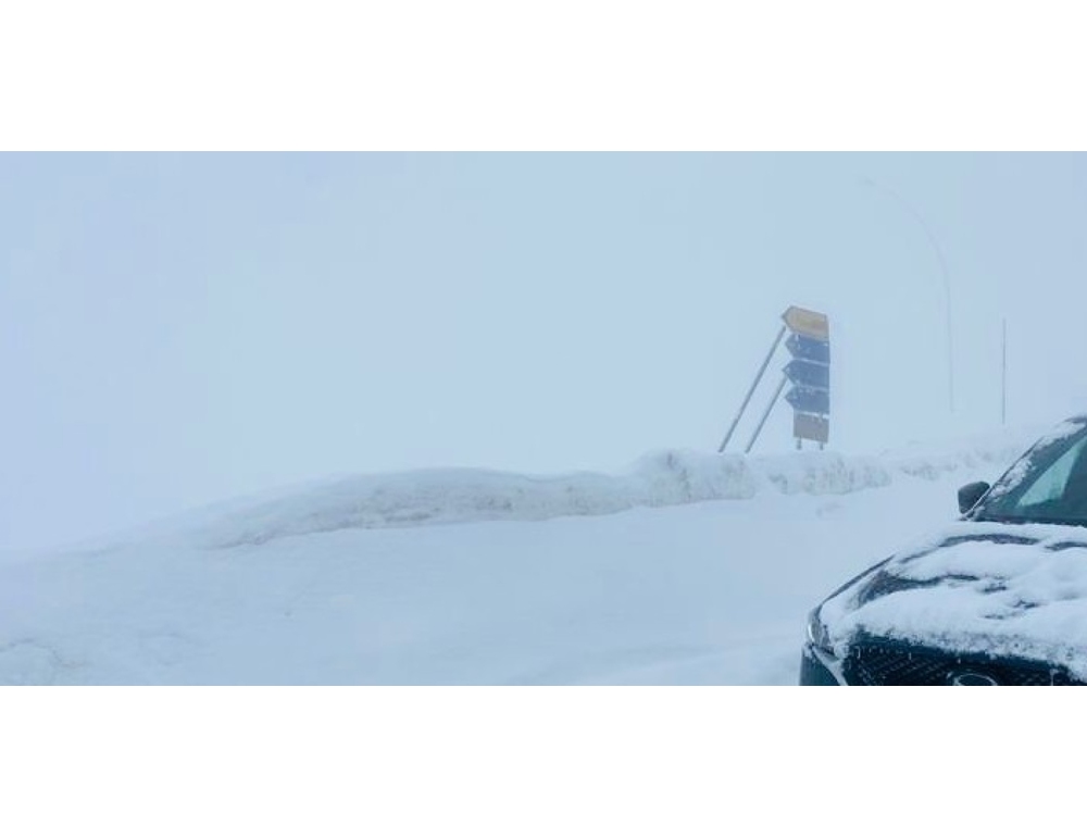 Persone bloccate in hotel sotto tre metri di neve, atteso l’Esercito