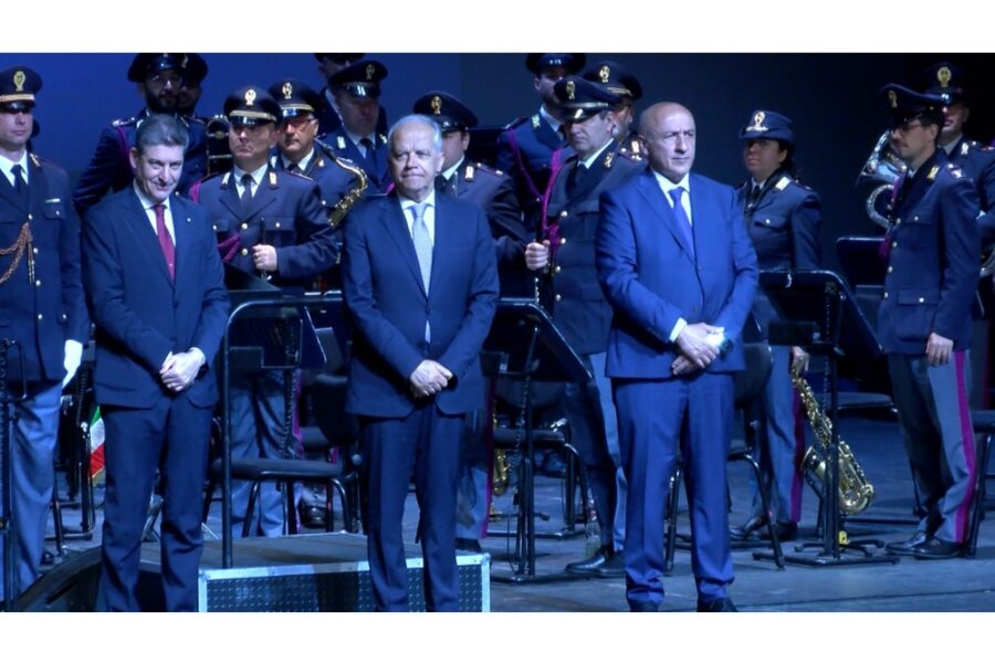 Giornalisti e telecamere tenuti a distanza