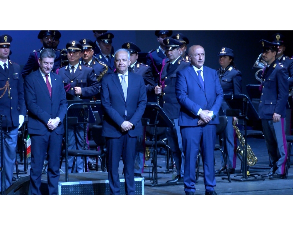 Piantedosi ad Avellino, premia gli agenti di Polizia