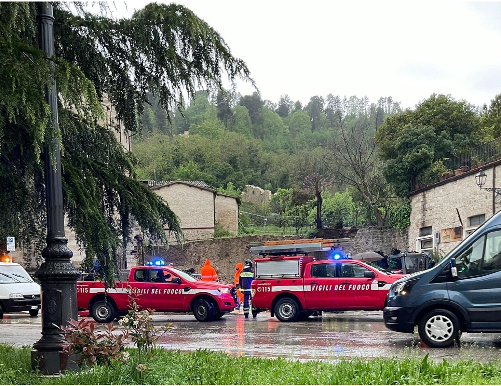 Piogge nel Piceno, crolla muro di sostegno e auto sommersa dai detriti