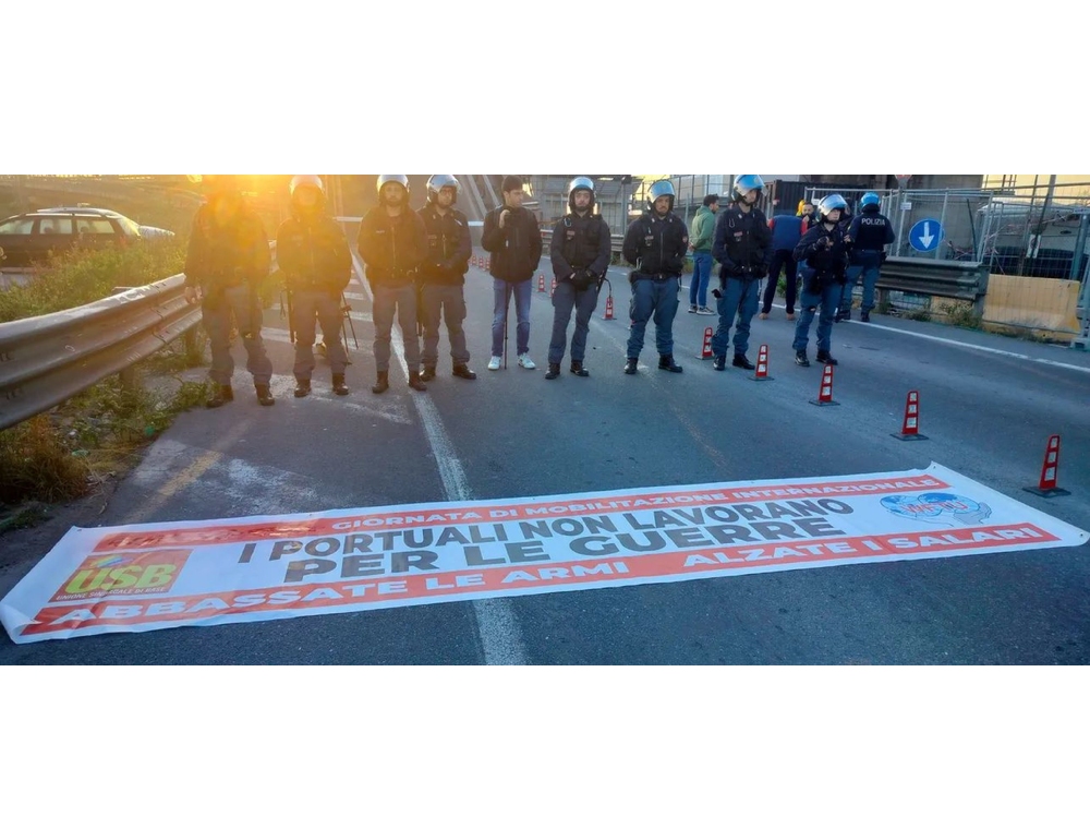Polizia sgombera manifestanti che vogliono bloccare nave