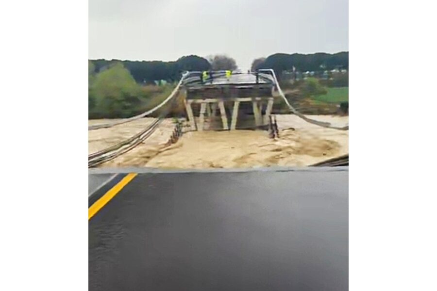 Dai filmati risulta il transito non autorizzato di veicoli