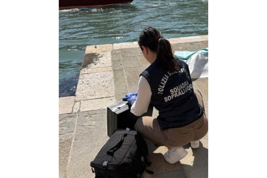 Sull'uomo senza fissa dimora indaga la Polfer. Rilievi della Scientifica