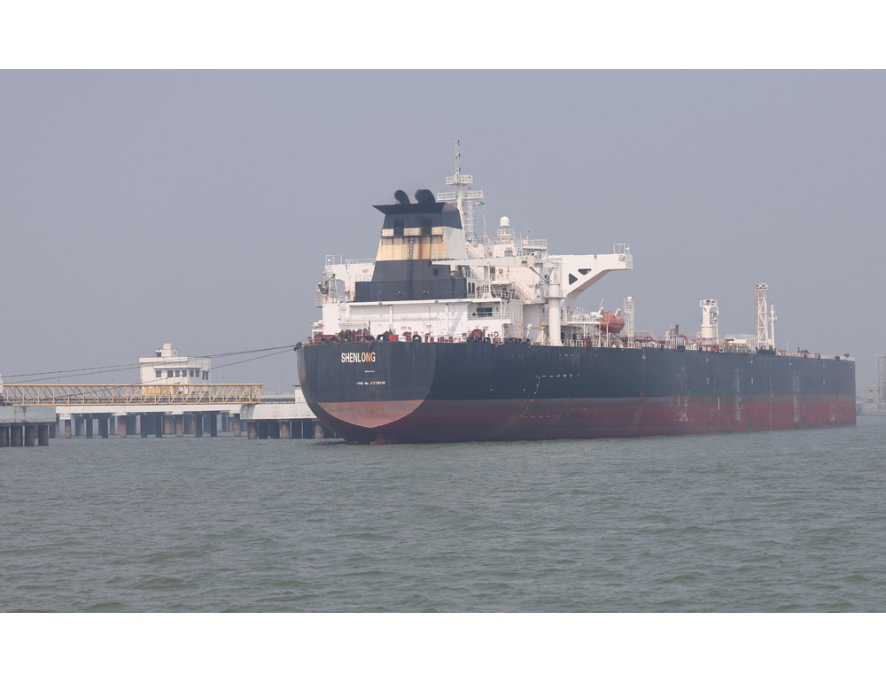 Prima petroliera non iraniana attraversa Hormuz dal cessate il fuoco