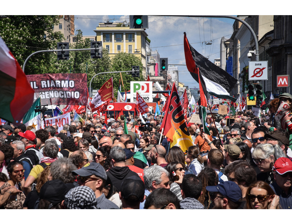 Pro-Pal bloccano il corteo del 25 aprile a Milano