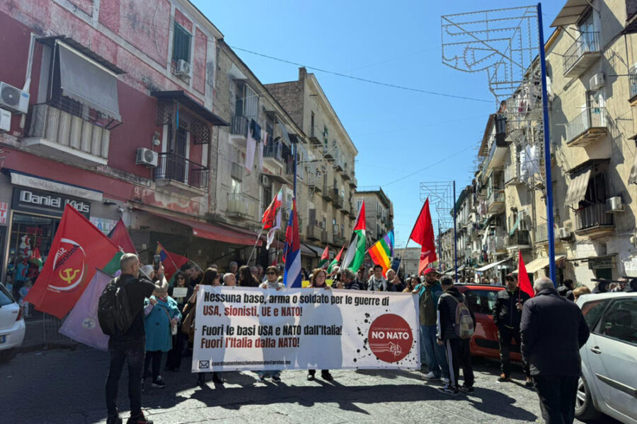 Attivisti in marcia fino alla base di Corso Maddalena