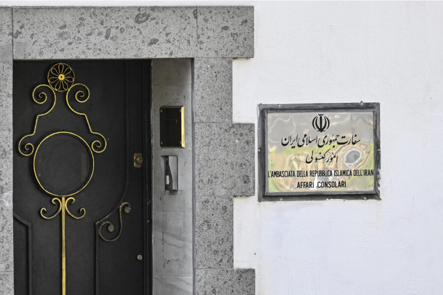 Gruppo manifesta contro l'impiccagione di detenuti legati al gruppo Mujahedin