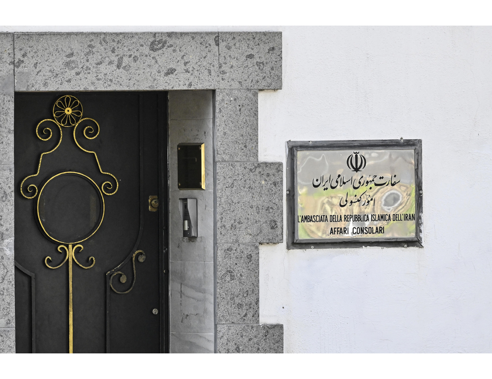 Protesta davanti all’ambasciata iraniana a Roma, lanciate uova sull’ingresso