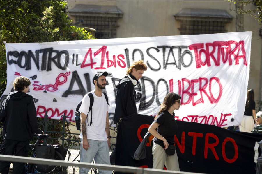 Slogan anche per anarchici morti mentre costruivano bomba. Lanciato corteo del 18 aprile