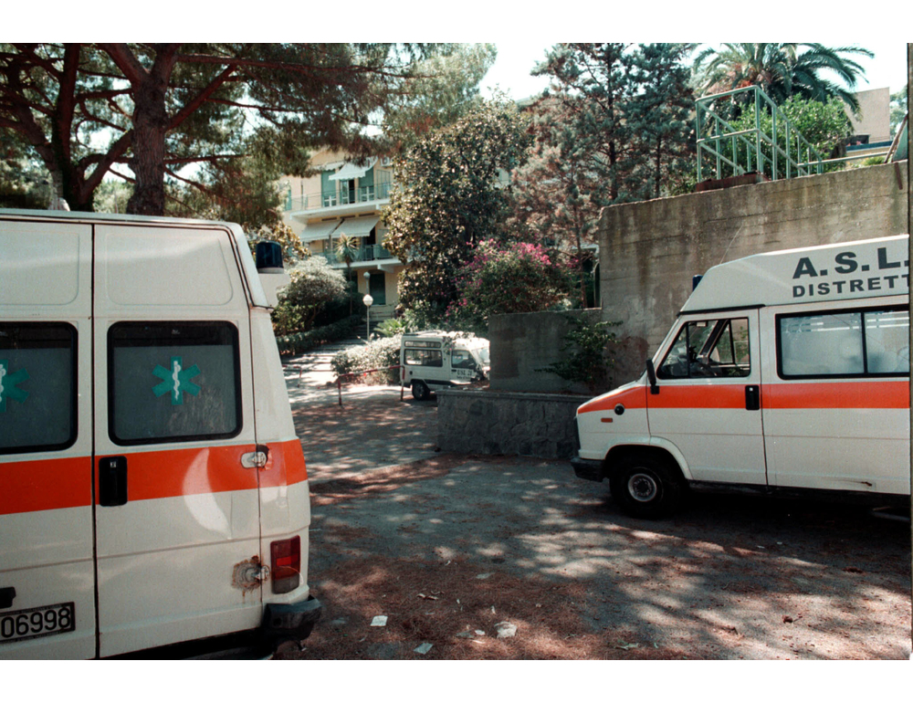 Pugni in testa e un morso alla compagna col neonato in braccio