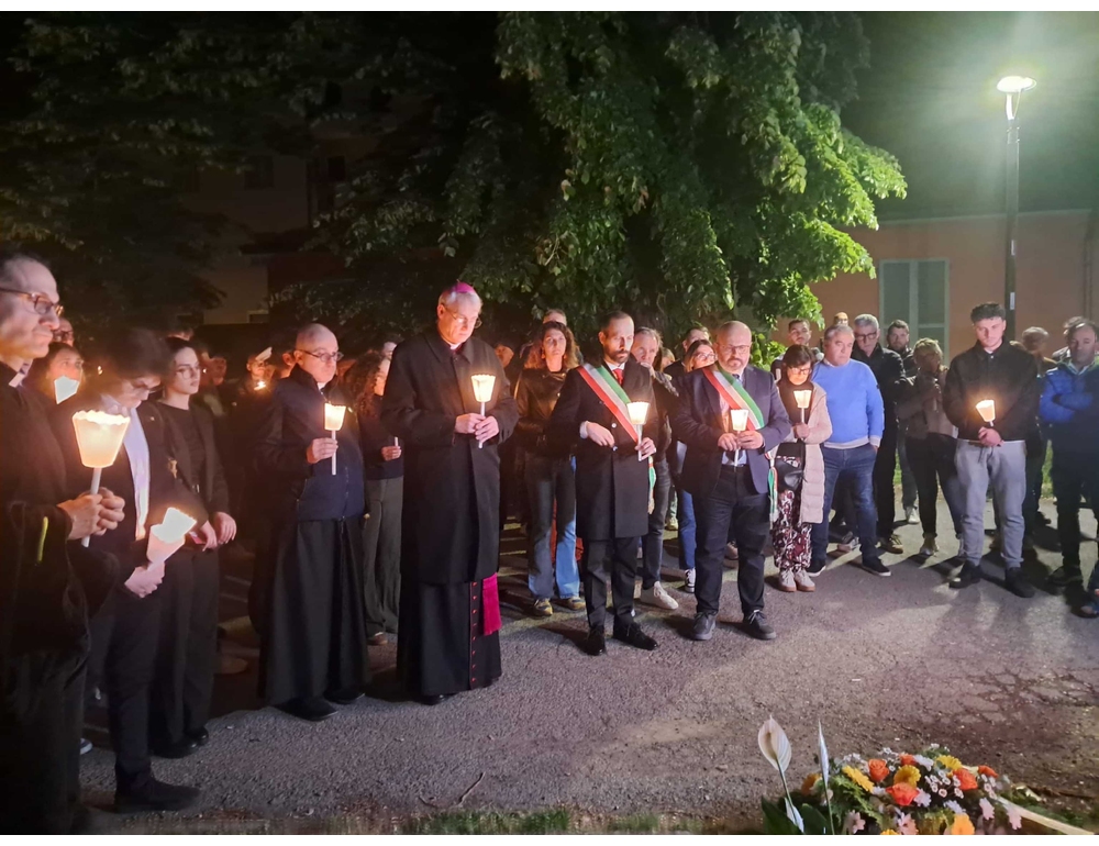 Ragazzo ucciso a Pavia, centinaia di persone alla fiaccolata