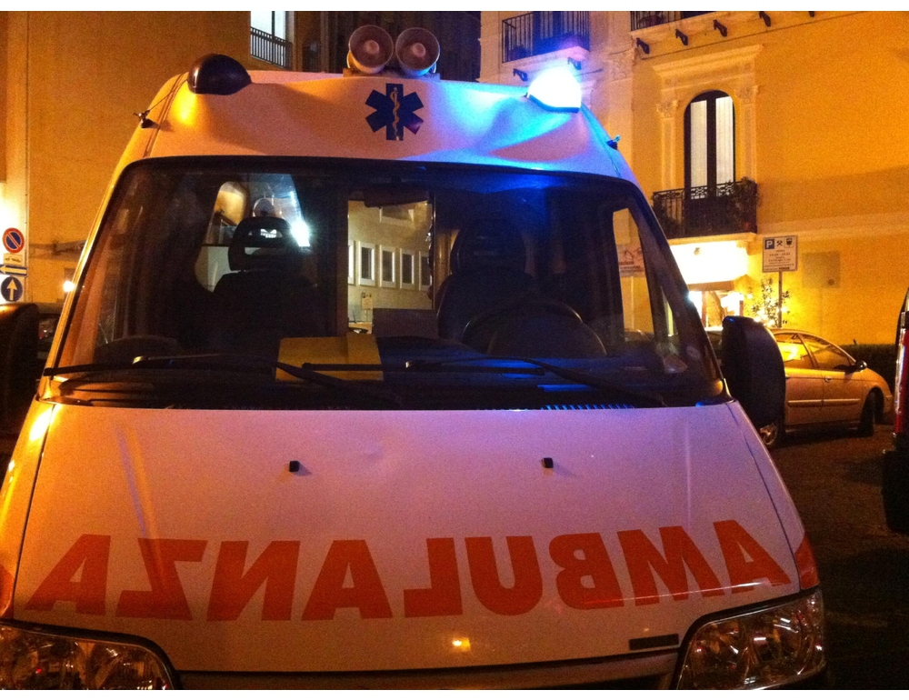 Sale su un tetto del centro di Ravenna, si spoglia e lancia tegole in strada