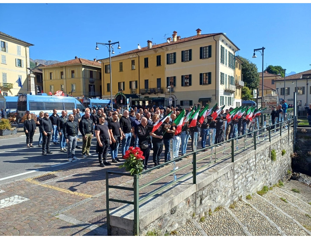 Saluti romani a Dongo, antifascisti cantano ‘Bella ciao’